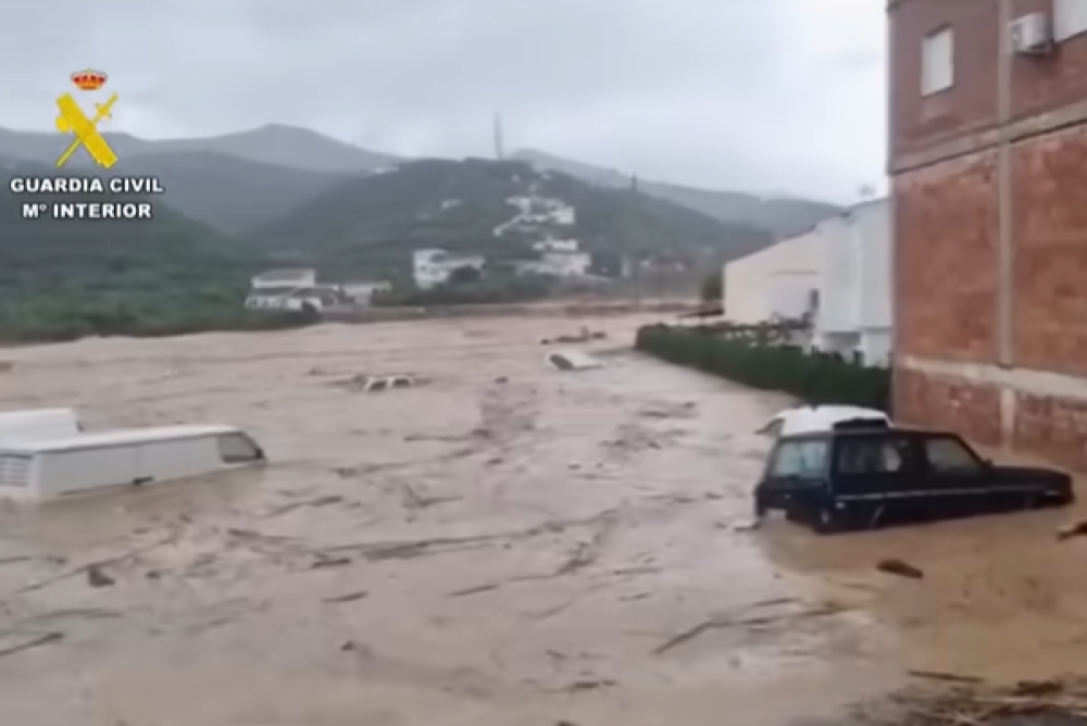 İspanya'da sağanak yağış geri dönerken okullar kapandı, insanlar tahliye ediliyor