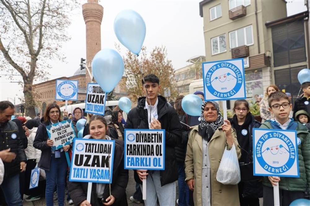 Bursa’da diyabete dikkat çekmek için mavi balonlar gökyüzüne bırakıldı