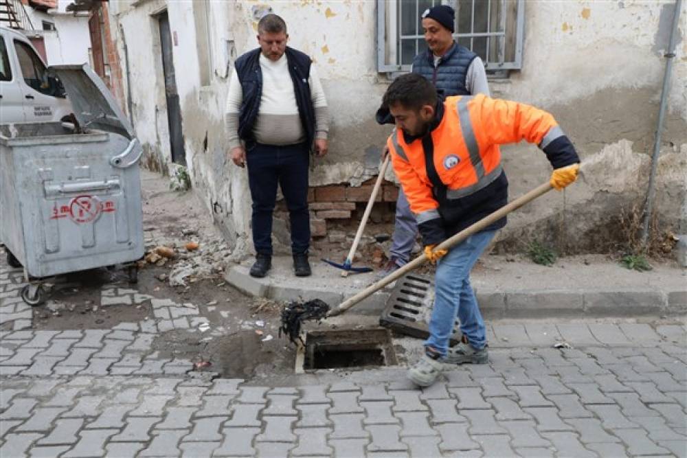 Edremit Belediyesi beklenen yağışlara karşı önlem almaya başladı