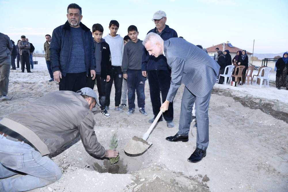 Vali Çiçekli, fidan dikimi etkinliğine katıldı