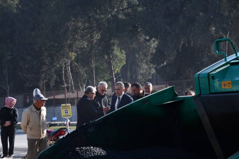 Başkan Çenet, asfalt döküm çalışmalarını yerinde inceledi