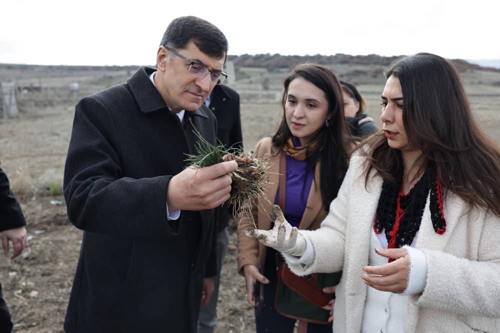 Başkan Kahveci, kadın girişimci Sayın’ı üretim yerinde ziyaret etti