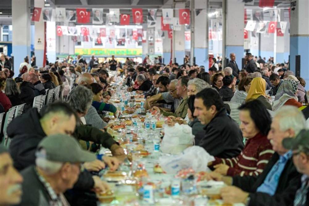 İzmir Büyükşehir Belediyesi iftar buluşmaları Buca’da devam etti