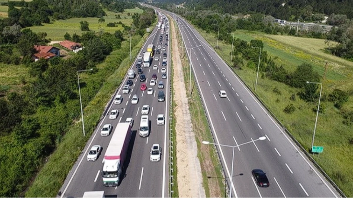 Emniyetten bayram &ouml;ncesi s&uuml;r&uuml;c&uuml;lere uyarı: Trafik yoğunluğu artacak