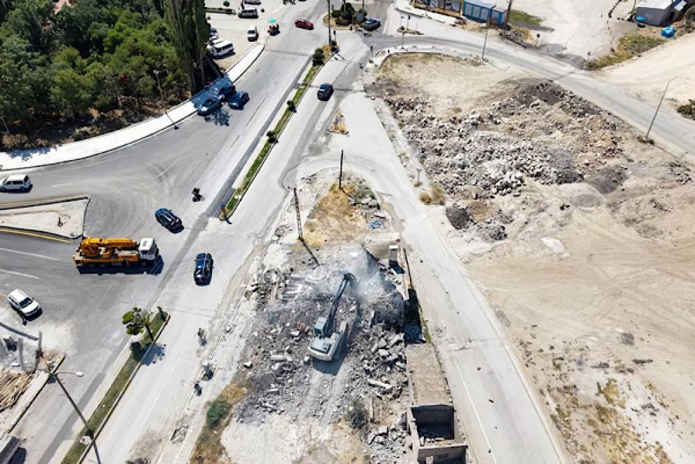 Van'da Hatuniye Caddesi'nin ikinci etabında yıkım &ccedil;alışmaları s&uuml;r&uuml;yor