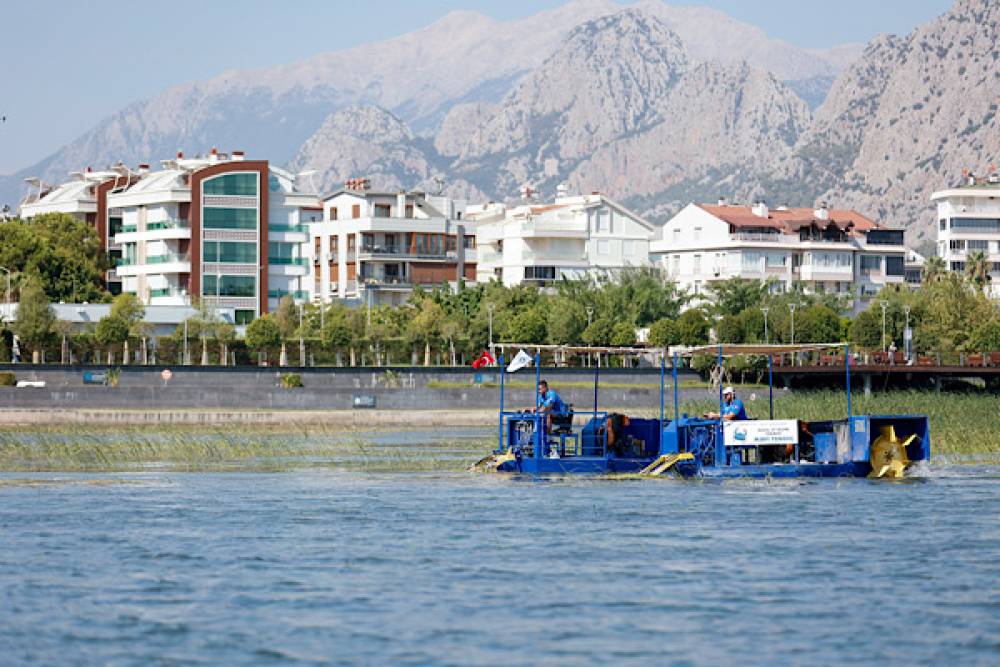 Antalya'da Boğa&ccedil;ayı'nda sucul bitki temizliği s&uuml;r&uuml;yor