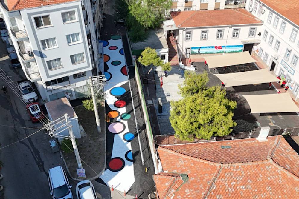 Konak&rsquo;ta Renkli Yol Uygulaması Namık Kemal İlkokulu&rsquo;nda hayata ge&ccedil;irildi