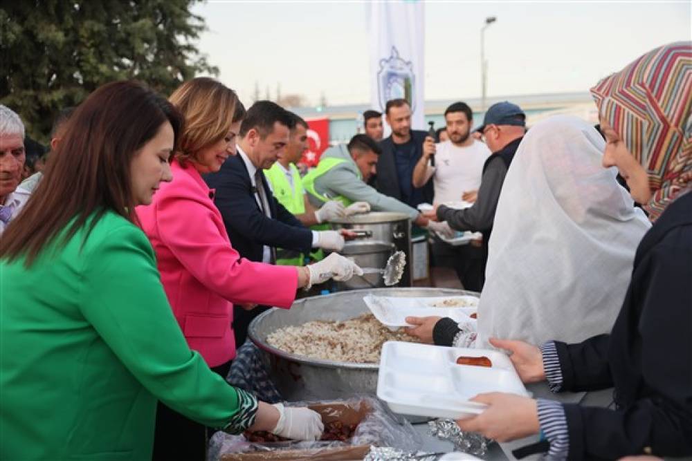 Büyükşehirin iftar sofrası Günyüzü ve Kaymaz’da kuruldu