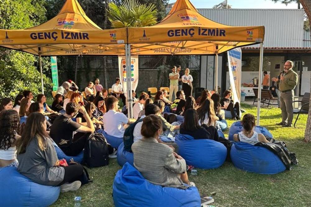 İzmir'de gençlerin 