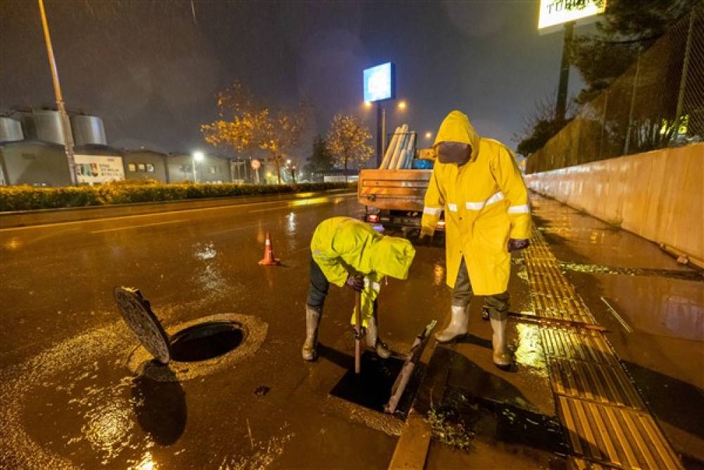 İzmir Büyükşehir ekipleri, yağışlar nedeniyle il genelinde teyakkuzda