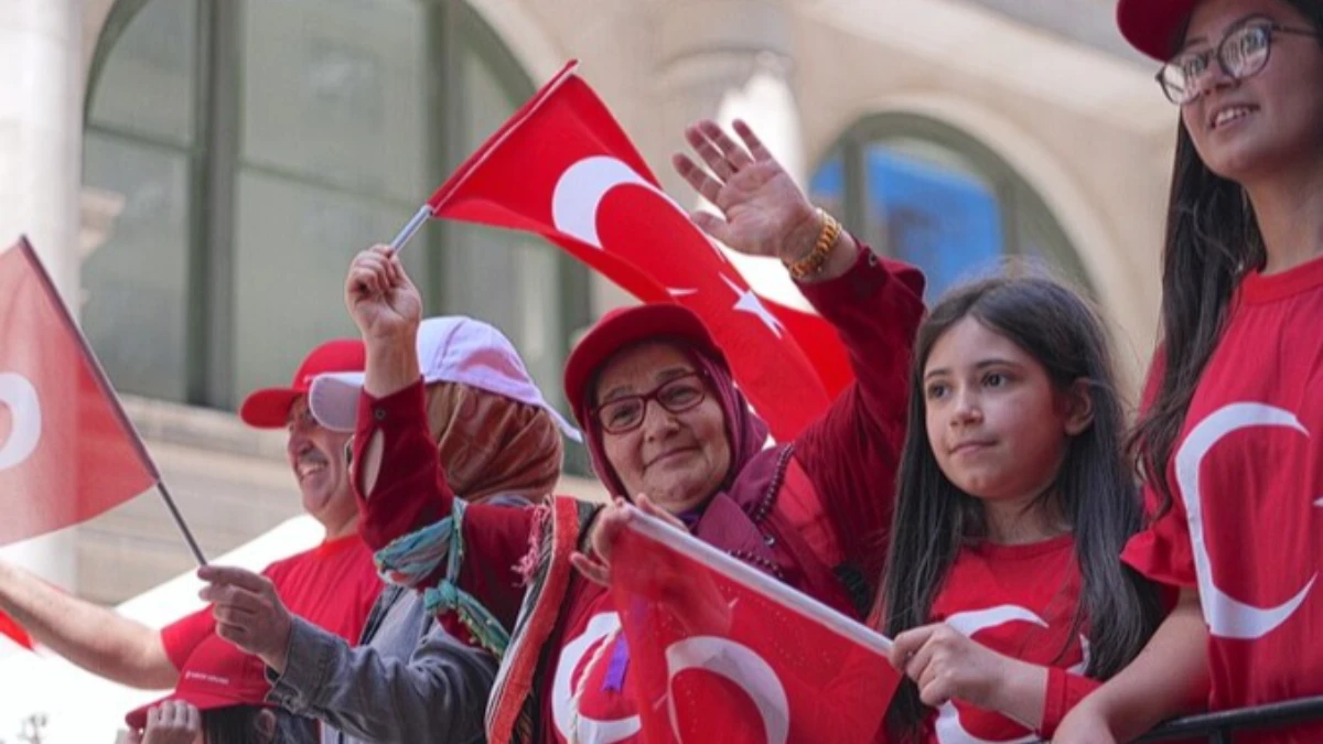 New York'ta 43. T&uuml;rk G&uuml;n&uuml; Y&uuml;r&uuml;y&uuml;ş&uuml; coşkuyla kutlandı