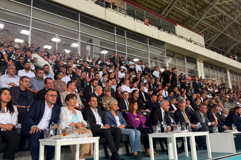 Eşbaşkan Bucak, Amedspor-Erzurumspor ma&ccedil;ını trib&uuml;nden izledi