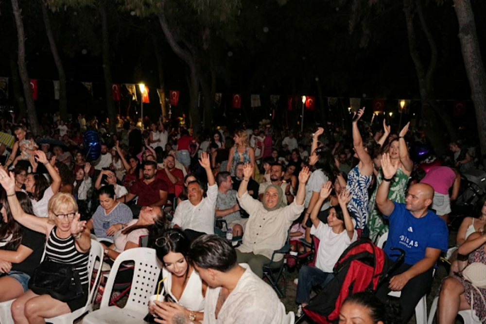 Konyaaltı&rsquo;nda yağmura rağmen VoSahne konserine yoğun ilgi
