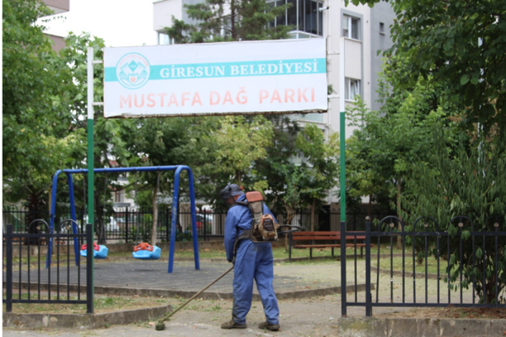Giresun'da park ve bah&ccedil;elerde temizlik &ccedil;alışmaları s&uuml;r&uuml;yor