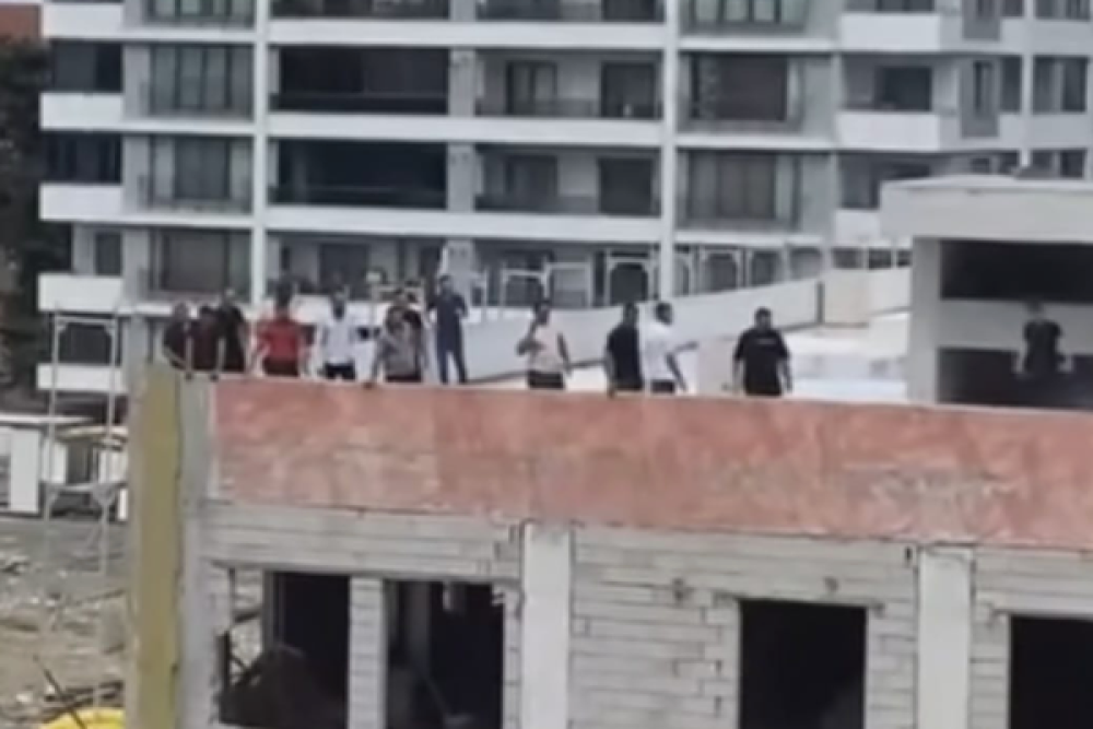 İskenderun&rsquo;da maaşlarını alamayan iş&ccedil;iler &ccedil;atıya &ccedil;ıktı