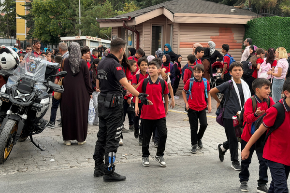 Konya B&uuml;y&uuml;kşehir Zabıtası okul &ccedil;ıkışlarında &ouml;ğrencilerin g&uuml;venliğini sağlıyor