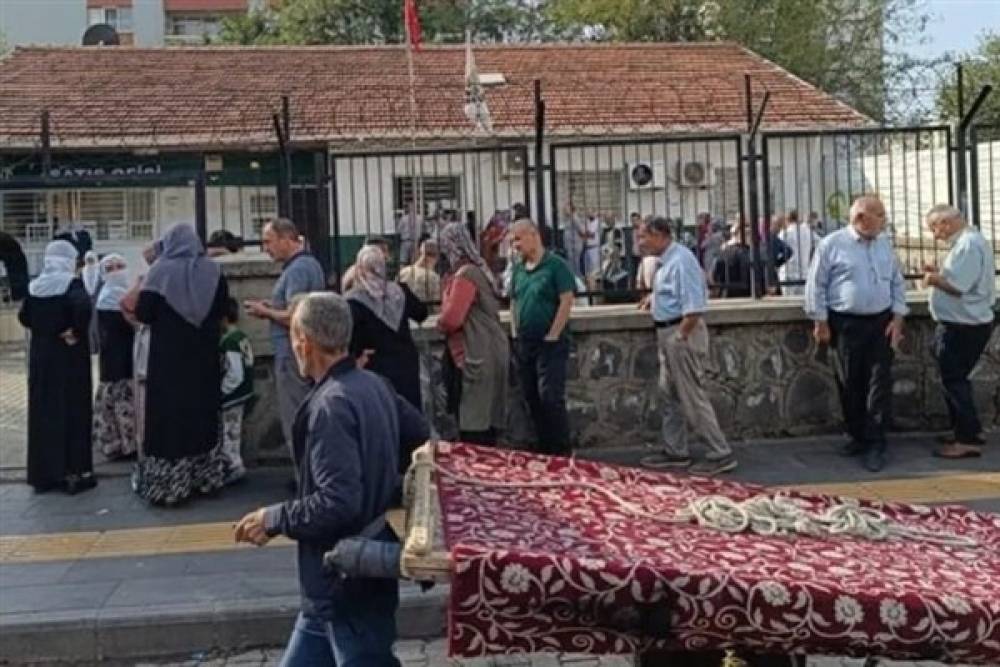 Diyarbakır'da vatandaşlar uygun fiyatlı yağ almak için sıraya girdi