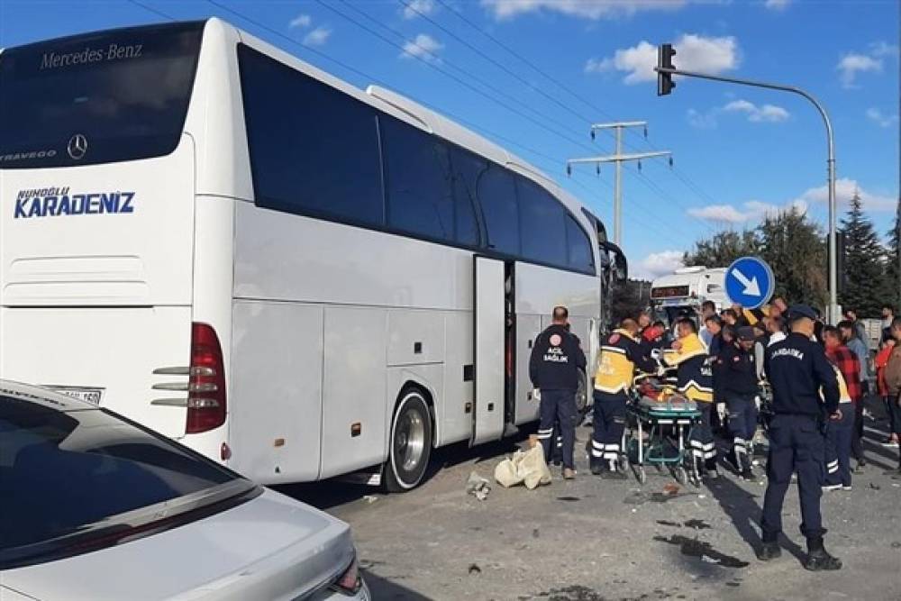 Afyonkarahisar ve Ankara yolunda şehirlerarası otobüs ile kamyon çarpıştı