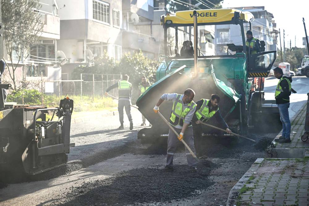 Bornova Belediyesi, yol yenileme çalışmalarını sürdürüyor