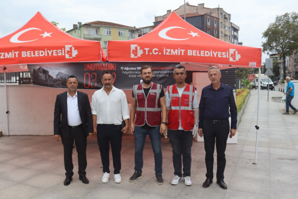 Depremde hayatını kaybedenler anısına helva dağıtıldı