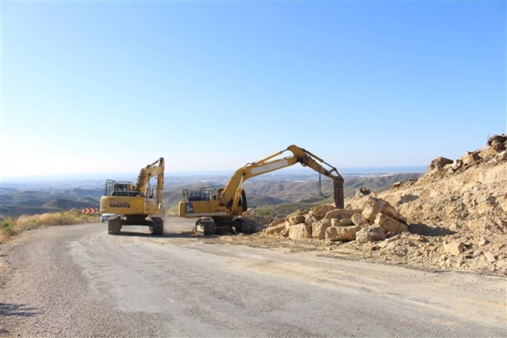 Antalya Büyükşehir, Manavgat’ta bozulan yolları onarıyor