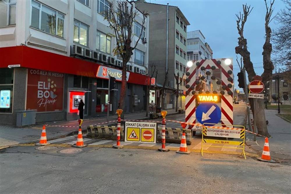 Eskişehir Büyükşehir, asfalt çalışması ve refüj düzenlemesi çalışmalarına başladı