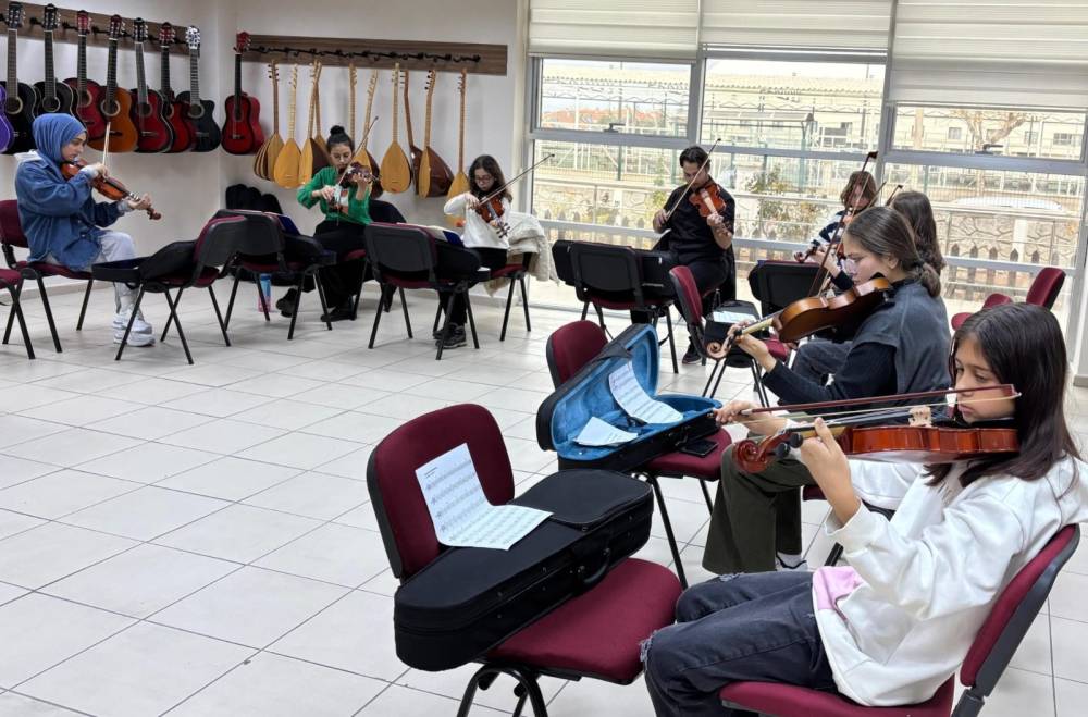 Karaman Gençlik Merkezi'nde keman eğitimleri başladı