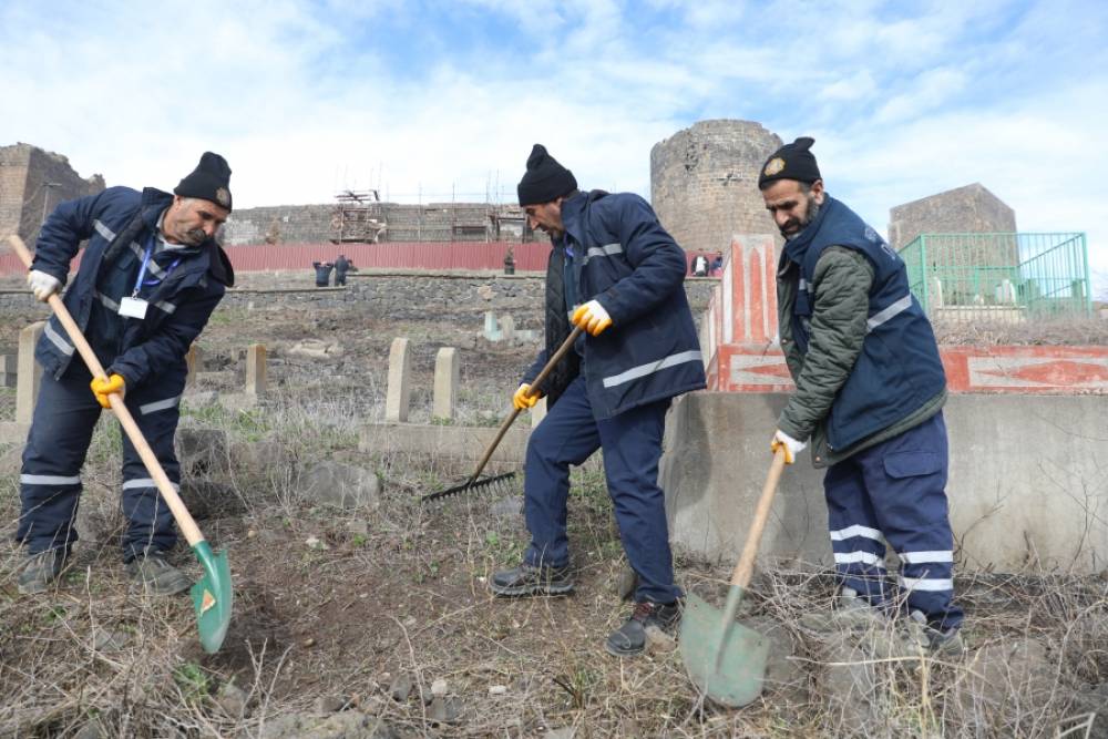 Diyarbakır'da mezarlık temizlik çalışmaları başladı