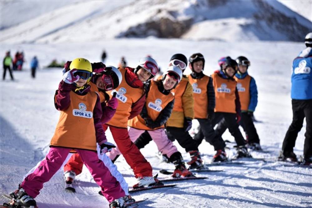 Erciyes Kayak Okulu'nda sömestir dönemi kayak ve snowboard eğitimi başladı