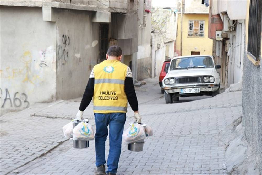 Haliliye’de binlerce kişiye iftar yemeği ulaştırılıyor 