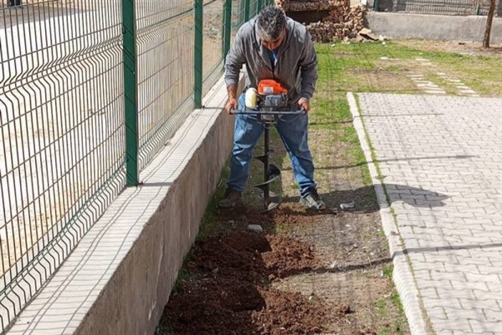 Mazıdağı Belediyesi, park ve bahçelerde düzenleme çalışmalarına devam ediyor