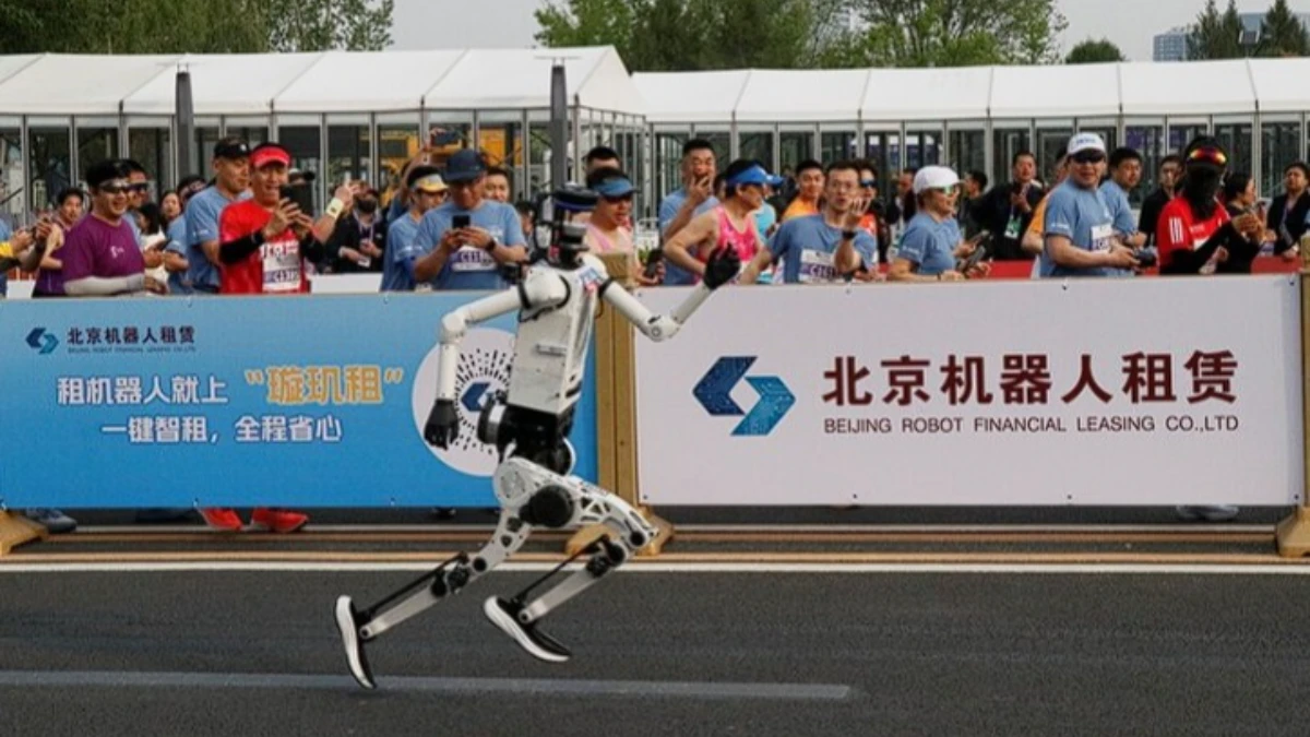 &Ccedil;in'de insansı robotlar yarı maraton d&uuml;nya rekorunu kırdı