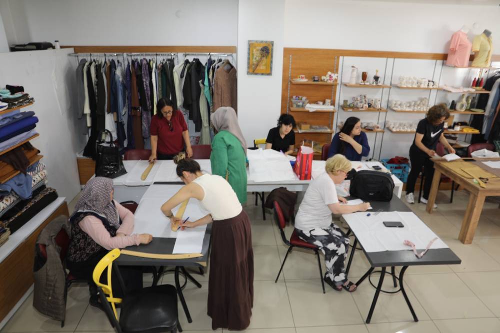 İzmit&rsquo;te kadınlar yaz tatilini dikiş kursunda değerlendiriyor