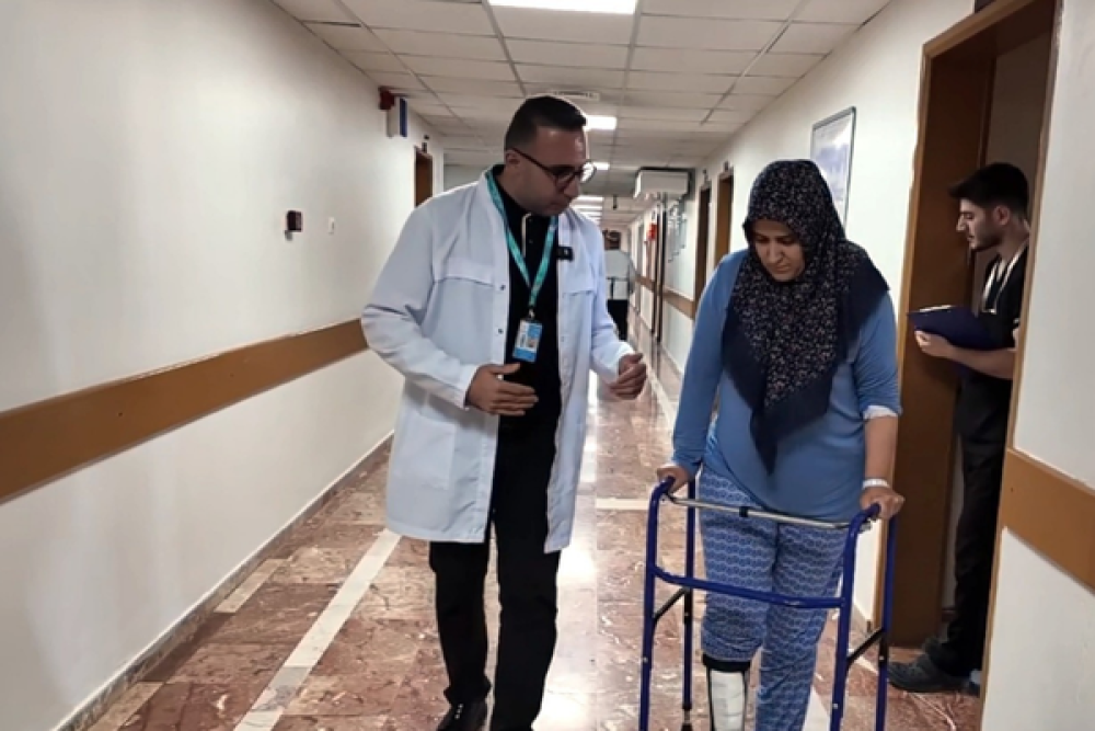 Gen&ccedil; hastaya kal&ccedil;a protezini ertelemek i&ccedil;in damarlı fibula grefti uygulandı