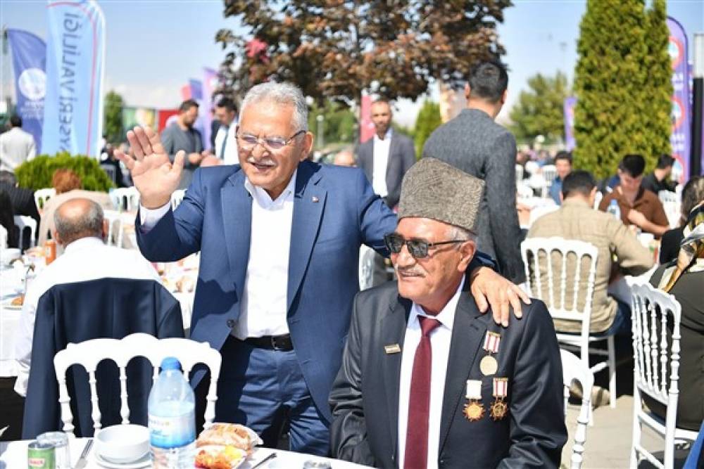 Büyükkılıç, Kayseri Valiliği’nin gaziler onuruna düzenlediği yemeğe katıldı