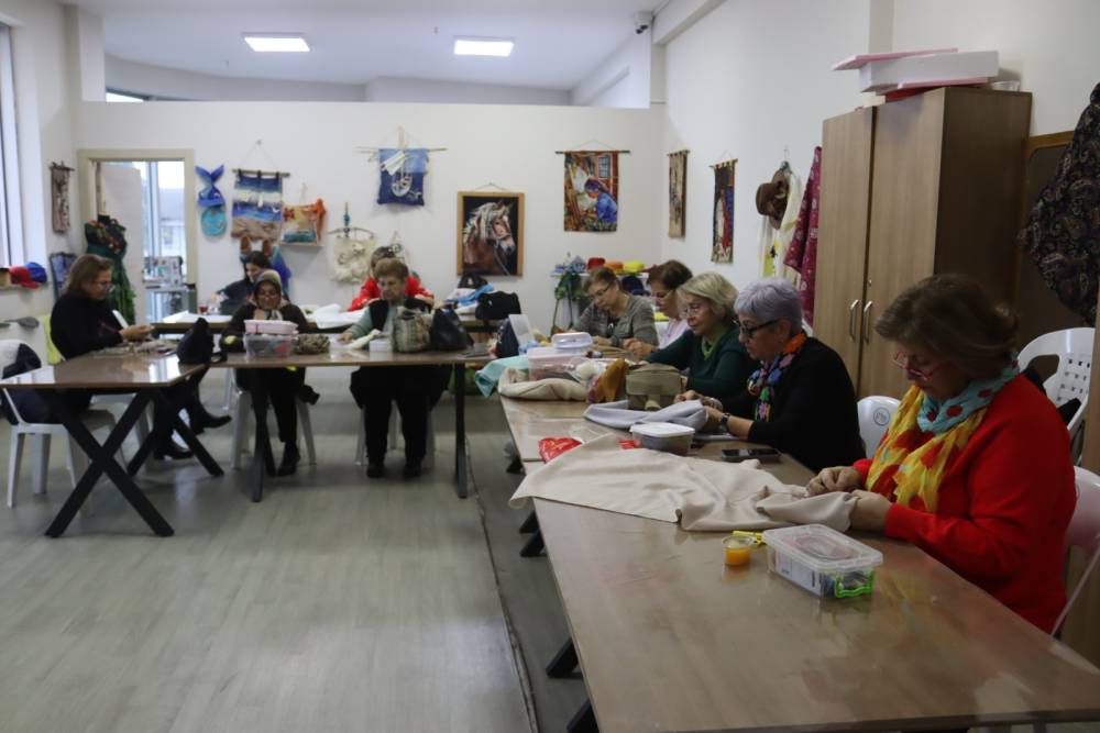 İZMEK kursları, 3 yeni branşla İzmit Kadın Girişimciler Merkezi'nde faaliyete başladı