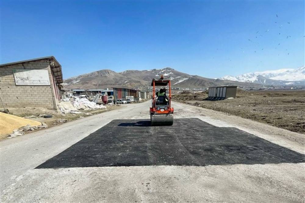 Van Büyükşehir'den yol ve kaldırımlarda bakım ve onarım çalışması