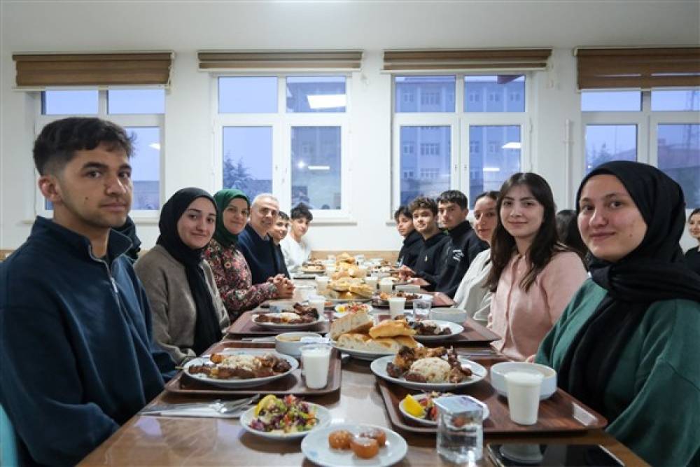 Vali Çiçekli ve eşi, iftar programında öğrencilerle buluştu