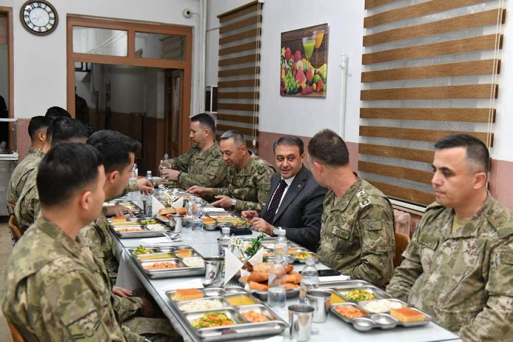 Vali Şıldak, sınırda Mehmetçik ile birlikte iftar yaptı