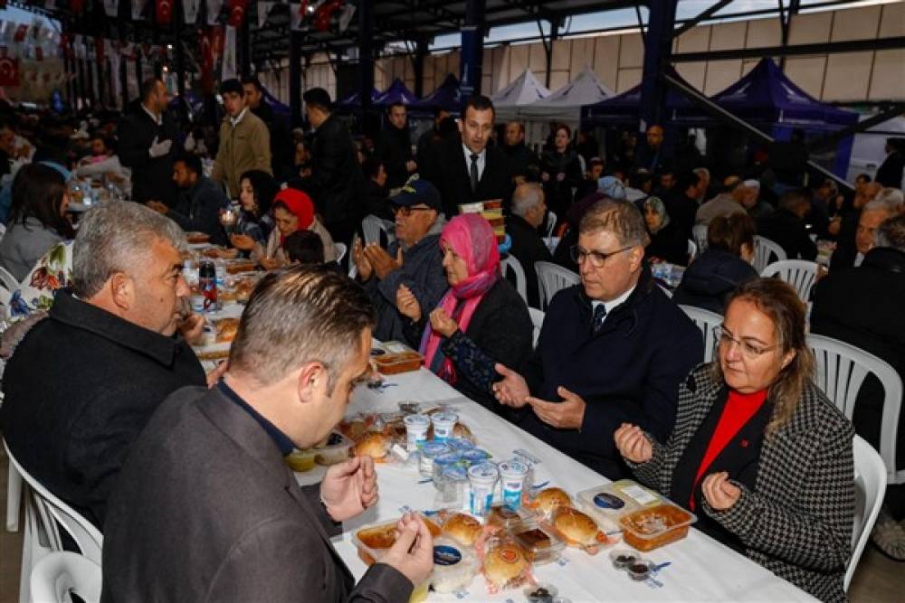 Başkan Tugay'ın iftar buluşmaları Kiraz’da devam etti