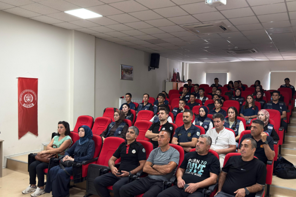 İtfaiye sualtı dalış ekibine dalgı&ccedil; sağlığı ve g&uuml;venli dalış eğitimi