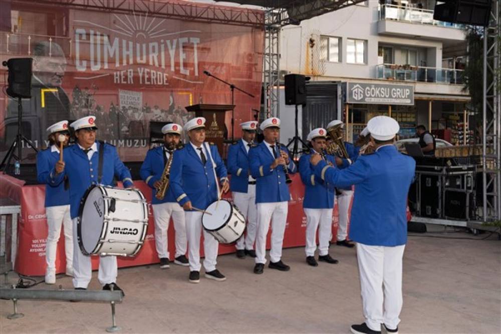 İzmir'de 29 Ekim şenlikleri Foça Bağarası’nda devam etti