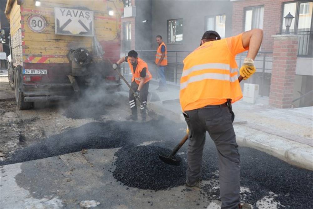 Bakırköy Belediye ekipleri, mahallelerde asfaltlama çalışmaları yaptı