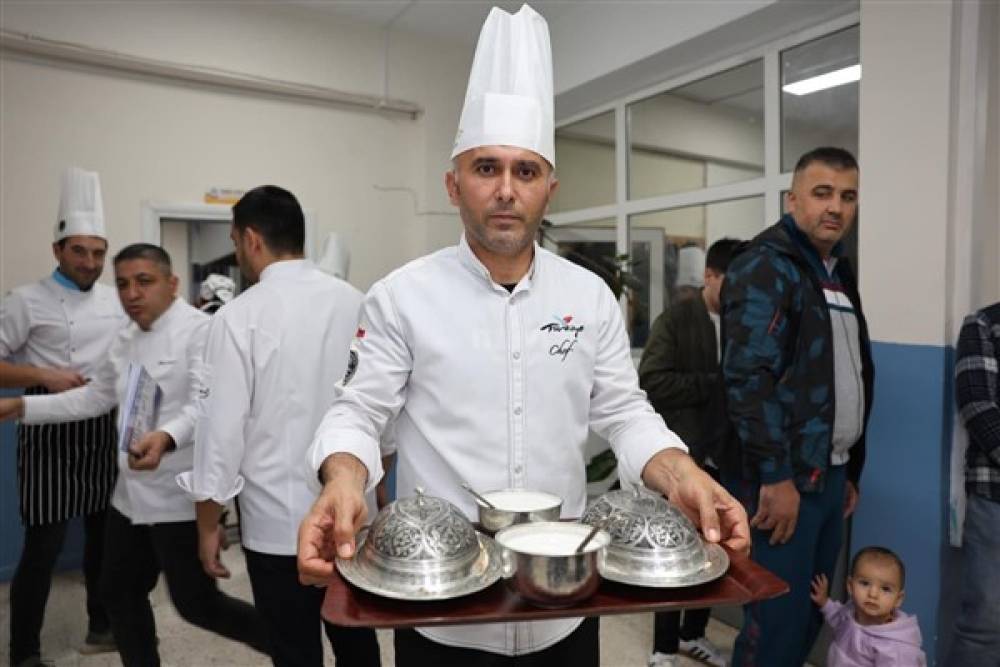 Sandıklı'da öğretmenler yemek yarışı yaptı