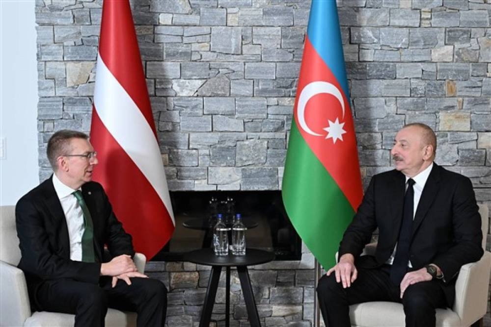 Aliyev, Davos'ta Letonya Cumhurbaşkanı Rinkevic ile bir araya geldi