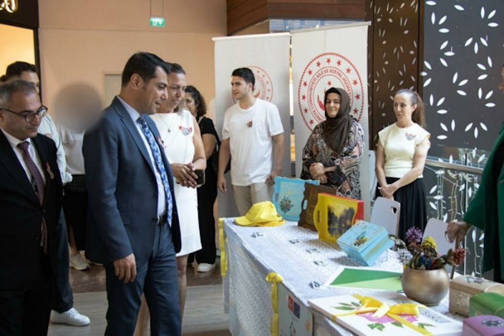Kocaeli&rsquo;de &ldquo;Sarı Şapkalı &Ccedil;ocuk&rdquo; sergisi a&ccedil;ıldı