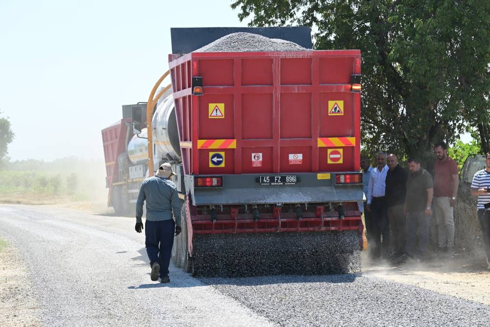 G&ouml;lmarmara&rsquo;da 8 kilometrelik yolda sathi kaplama &ccedil;alışması