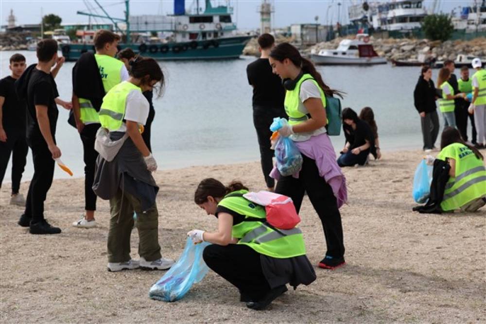 Çevreciler, Yeşilköy Balıkçılar Barınağı’nda atıkları topladı