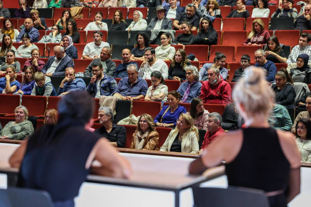 Ovalıoğlu, yenilenen Leyla Gencer Opera ve Sanat Merkezi’nde ilk tiyatro oyununu izledi