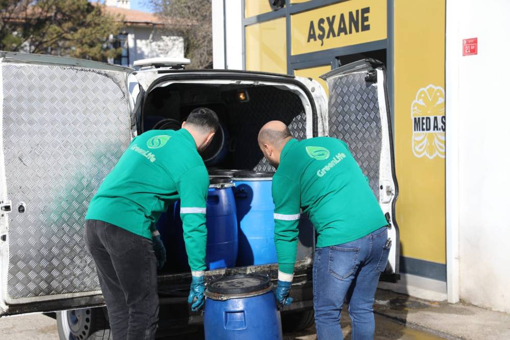 Diyarbakır Büyükşehir Belediyesi, Aşxane’den yaklaşık 5 varil atık yağ topladı